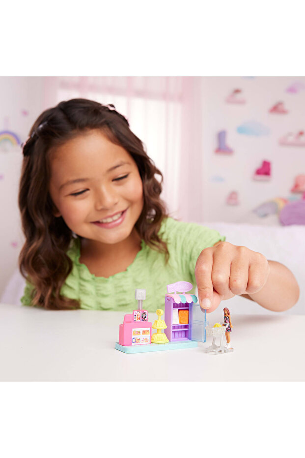 Mini BarbieLand™ Bebek ve Aksesuarlar oyun seti, 4 cm'lik Barbie bebek ile Süpermarket JCR33 - 3