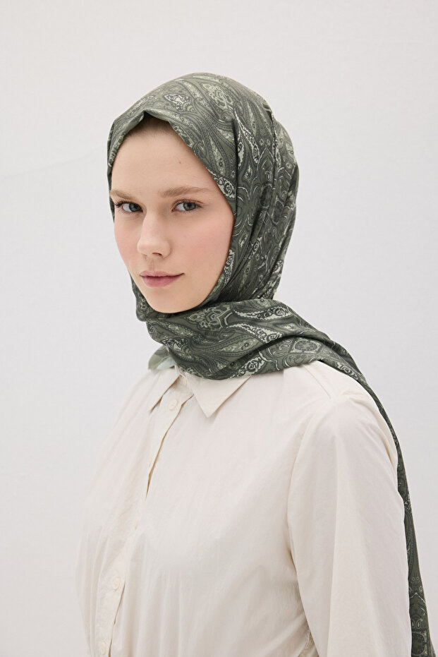 سلسلة شال ناعمة مضيئة باللون الأخضر