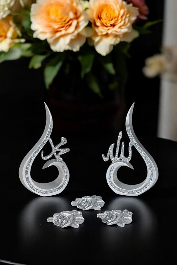 Dekoratif Polyester Allah (C.C) Hz. Muhammed (S.A.V) Lafzı ve Çiçekler Masa Süsü Biblo - 1