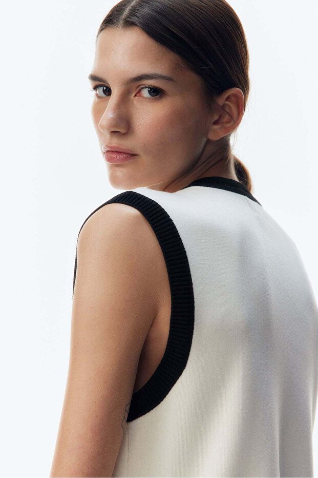 Button-front sweater vest - 2