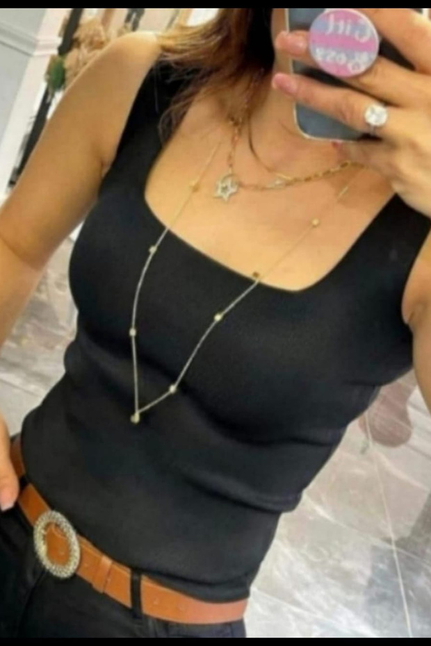 رياضية نسائية ذات رقبة مربعة