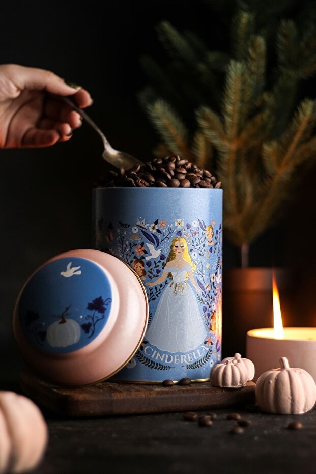 حاوية تخزين معدنية مستديرة منقوشة من Fairytale Cinderella، 10,5 × 15 سم، 1,1 لتر