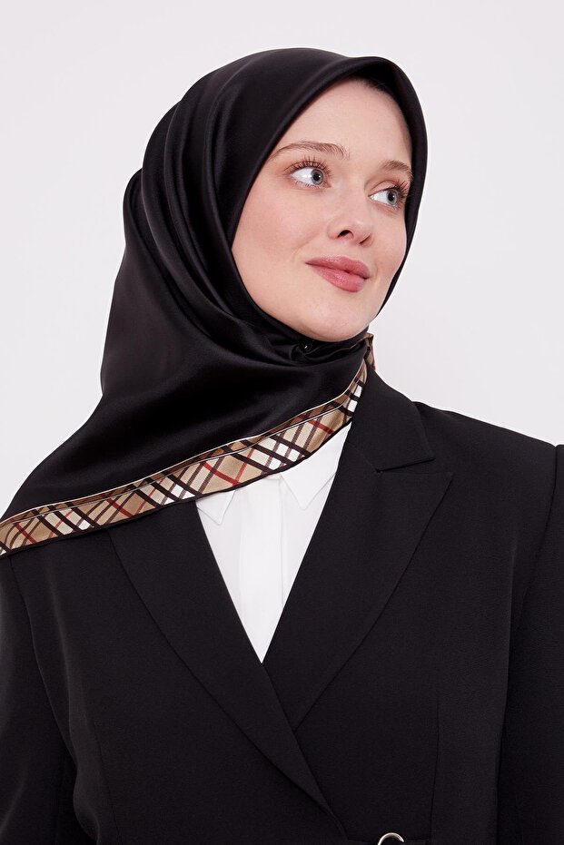 وشاح حريري من نسيج التويل ذو حافة منقوشة باللون البني المر