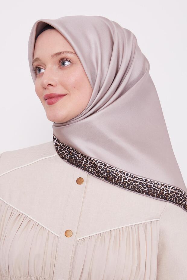 وشاح حريري بنمط الفهد مع خطوط بنية اللون