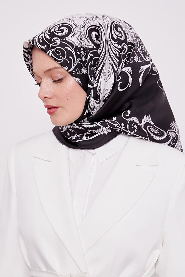 وشاح حريري من نسيج التويل منقوش باللون الأسود - 1