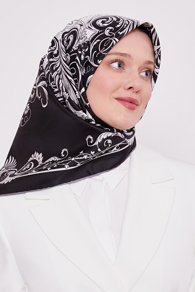 وشاح حريري من نسيج التويل منقوش باللون الأسود - 2