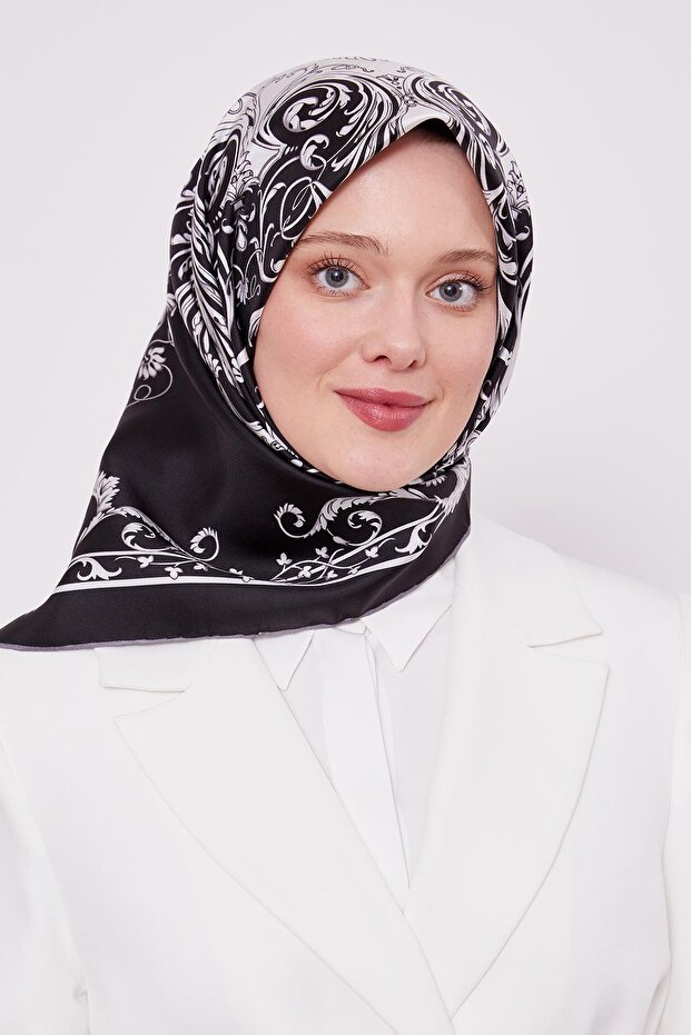 وشاح حريري من نسيج التويل منقوش باللون الأسود - 4