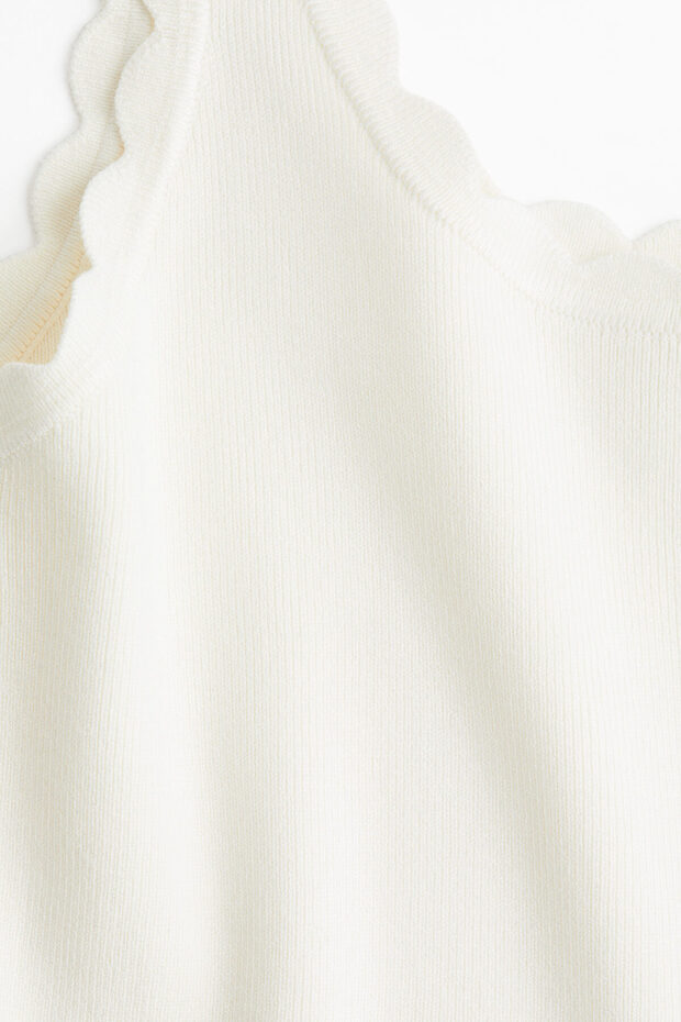 Dalgalı Kenarlı Kolsuz İnce Triko Üst - 2