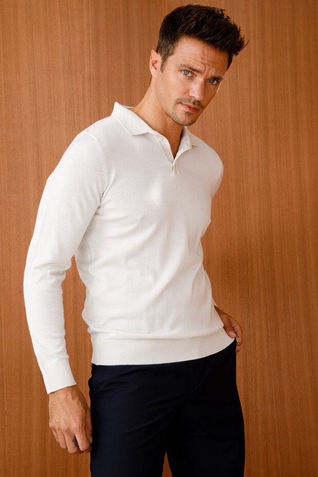 سترة رجالية أساسية برقبة بولو ونسيج رقيق من التريكو - 4