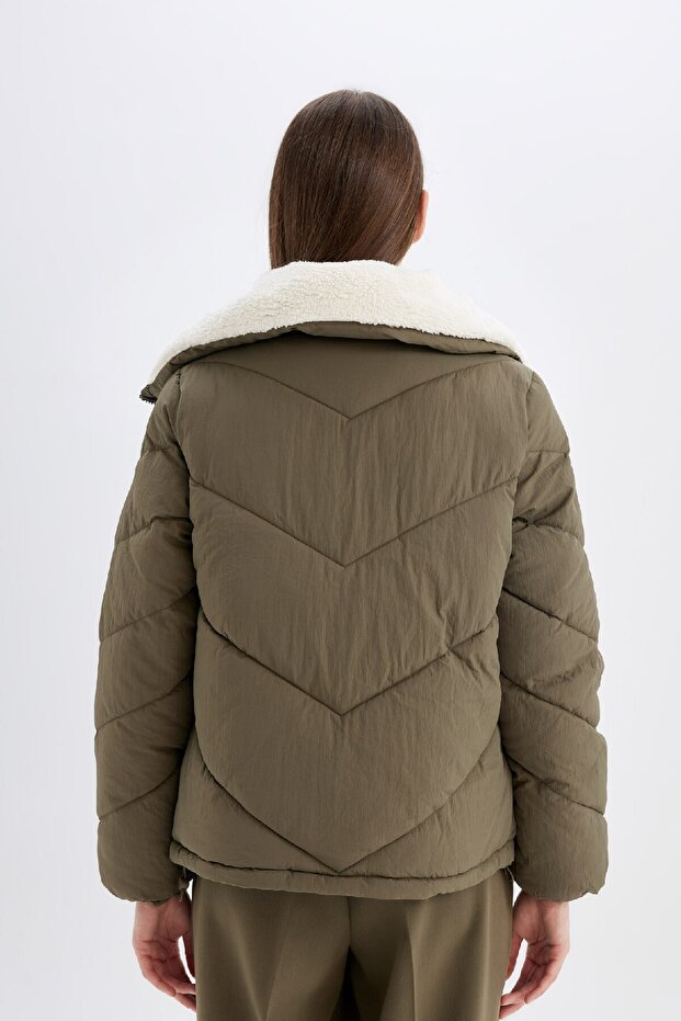 Pikowany płaszcz puchowy ze sztucznym futerkiem - wiatroszczelny z kieszeniami A0756Ax24Wn - 8