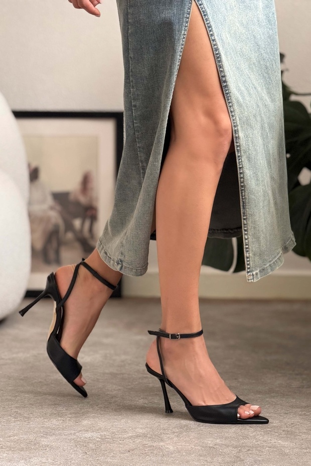 Detailné dámske topánky na tenkom podpätku Tania Black Matte - 4