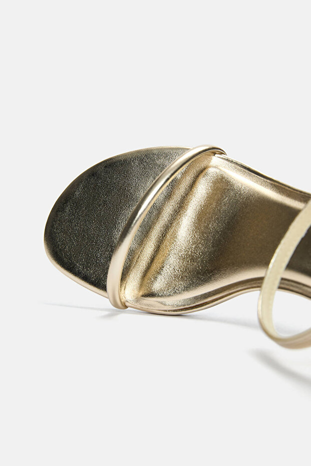 Altın rengi topuklu sandalet - 2