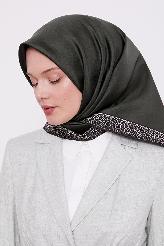 وشاح حريري بنمط الفهد مخطط باللون الكاكي
