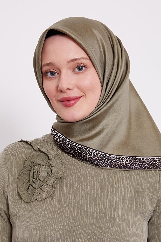 وشاح حريري بنمط الفهد ذو الخطوط الخضراء - 4