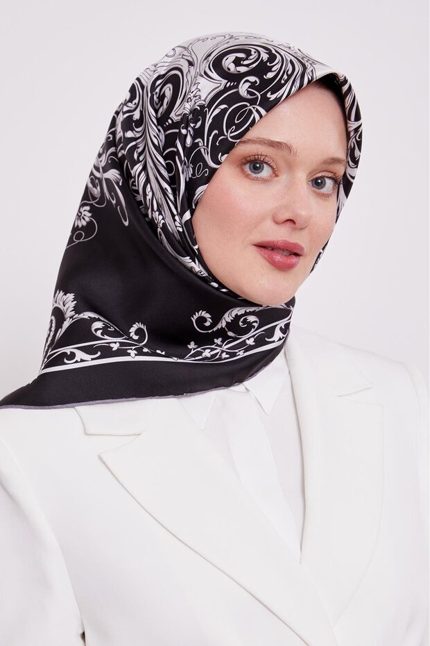 وشاح حريري من نسيج التويل منقوش باللون الأسود - 3