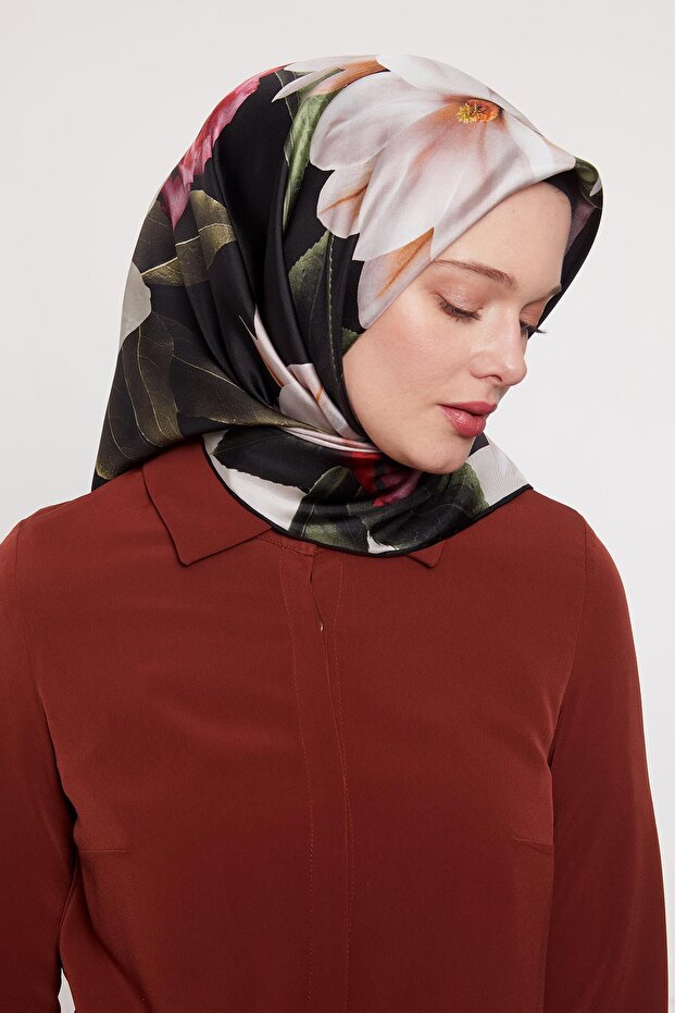 وشاح حريري بنمط الورد الأسود - 4