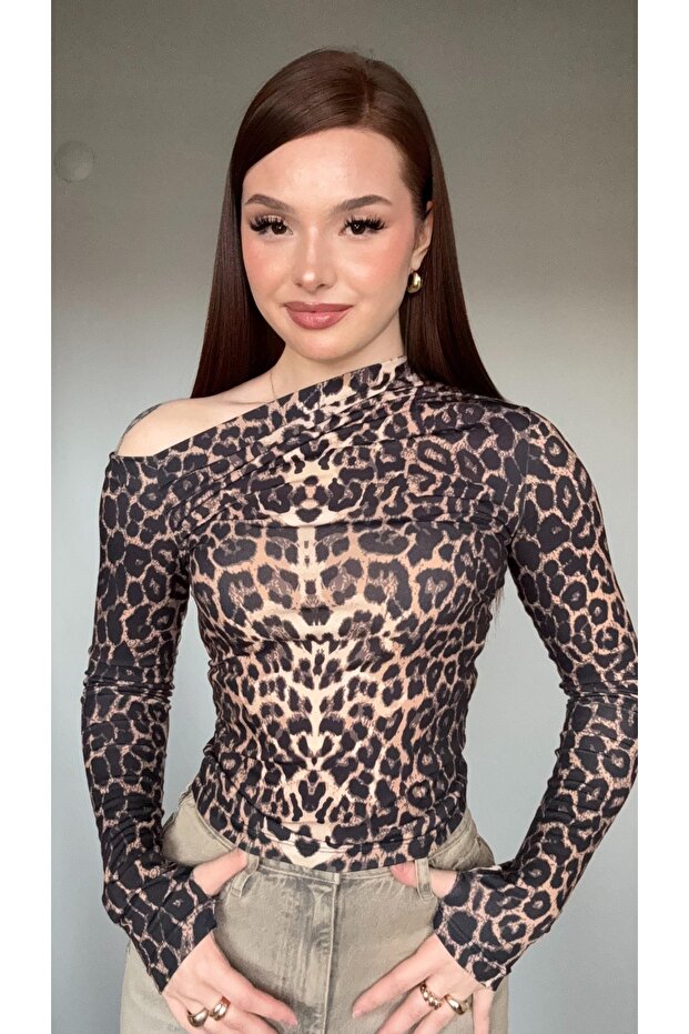 بلوزة كادي بود بطبعة جلد الفهد مكشوفة الكتفين - 1