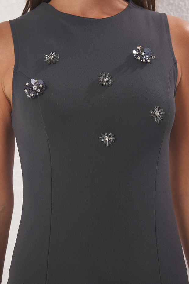 Antrasit Çiçek Aksesuarlı Bodycone/Vücuda Oturan Mini Örme Elbise TWOSS25EL00686 - 3