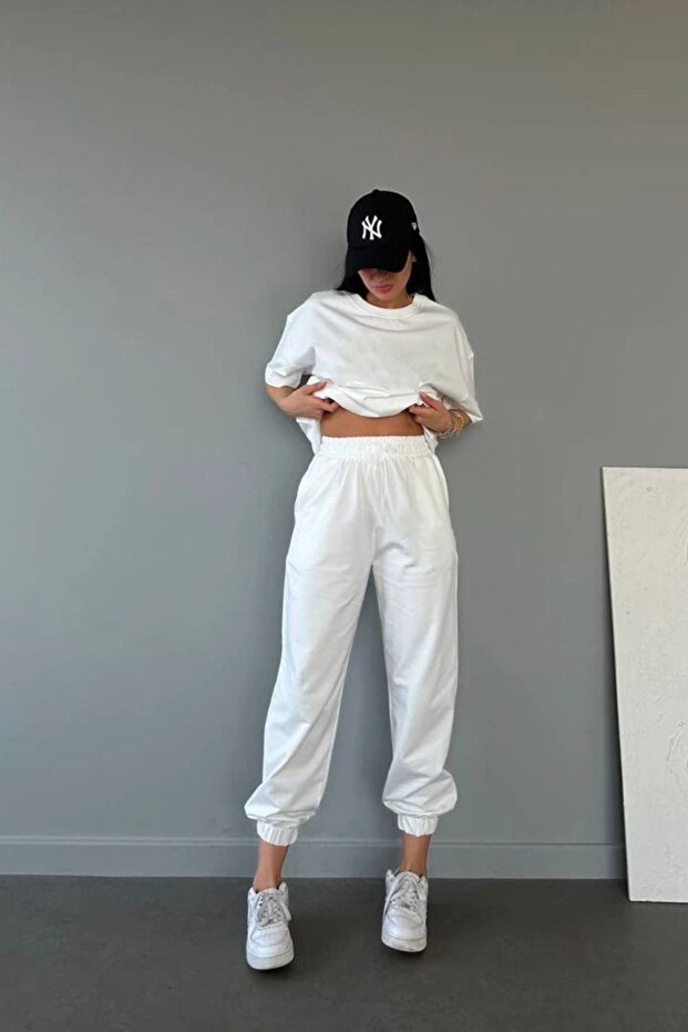 تي شيرت أساسي بنطال رياضي Jogger - طقم بدلة رياضية بيضاء ذات قاع مستقيم وياقة دائرية كبيرة الحجم