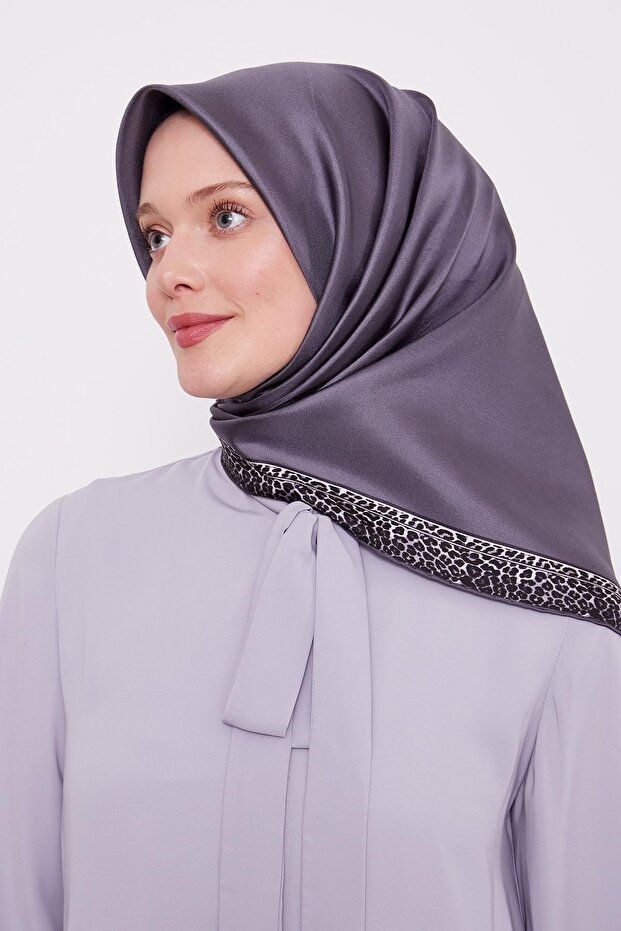 وشاح حريري بنمط الفهد مخطط باللون الأنثراسيت - 1