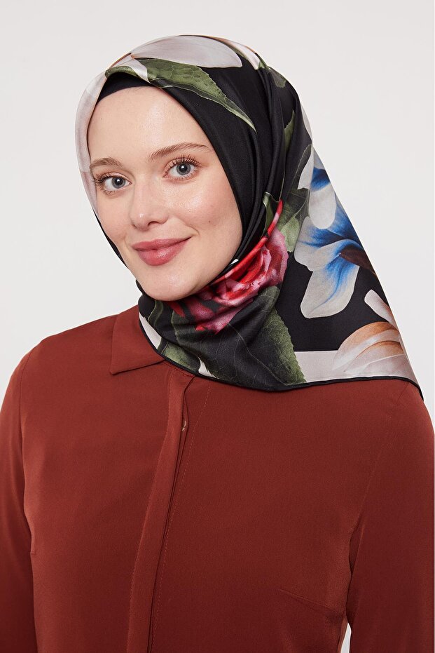 وشاح حريري بنمط الورد الأسود - 2