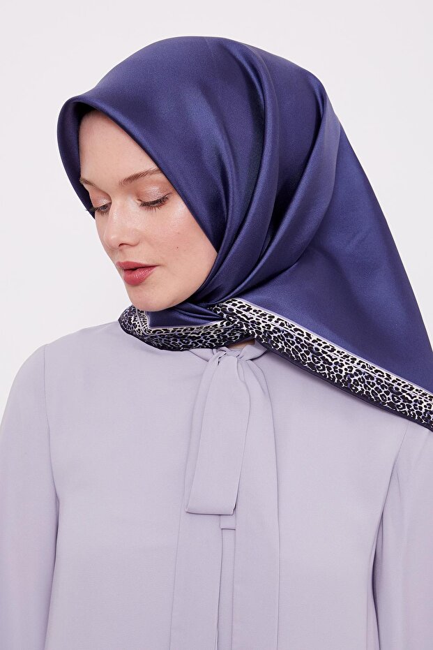 وشاح حريري بنمط الفهد مخطط باللون النيلي
