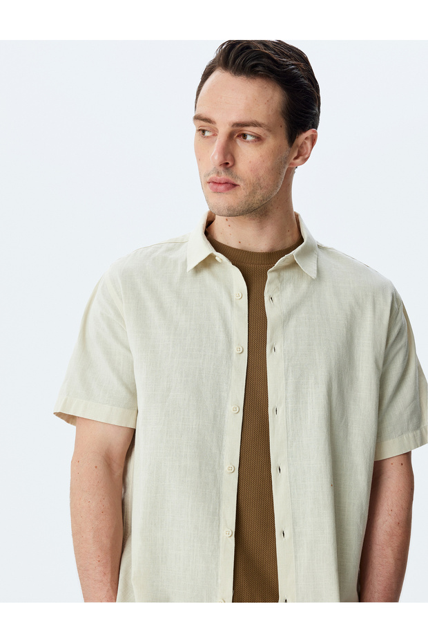 Short sleeve cotton regular fit classic shirt.
