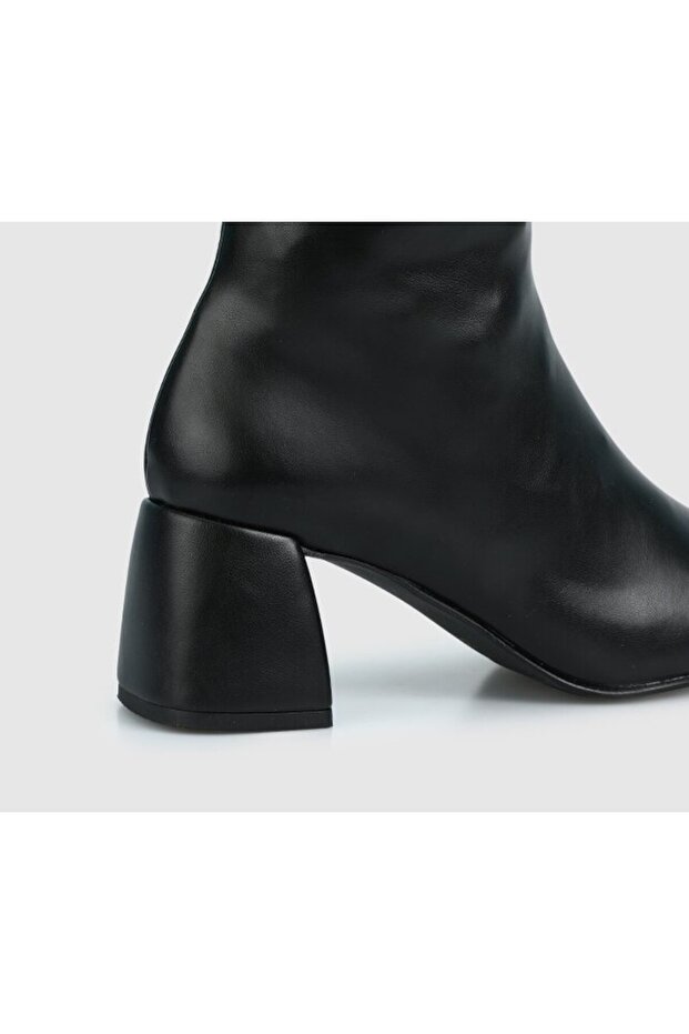 Siyah Kadın Bot - 5