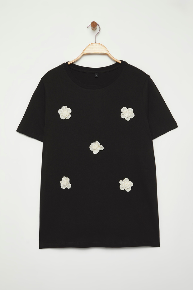 Siyah Çiçek Aksesuar Detaylı Regular Fit Büyük Beden T-shirt TBBSS25BF00065 - 5