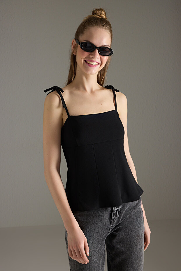 Siyah Belden Oturmalı Peplum Askılı Bağlama Detaylı Örme Bluz TWOSS25BZ00528 - 1