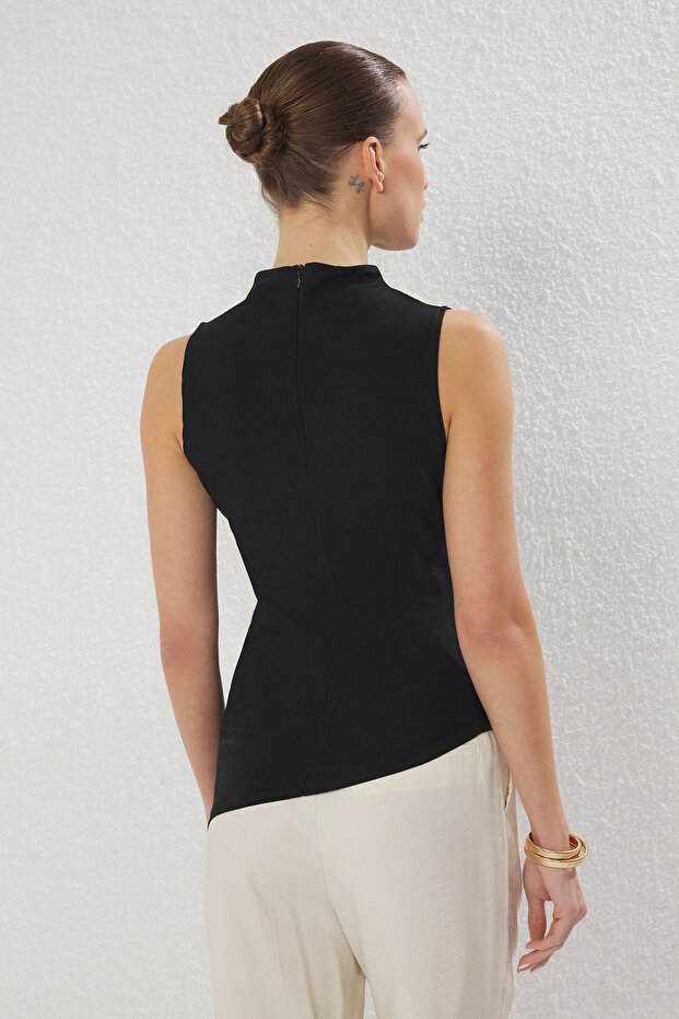 Siyah Büzgü/Drape Detaylı Fitted/Vücuda Oturan Asimetrik Örme Bluz TWOSS25BZ00388 - 4