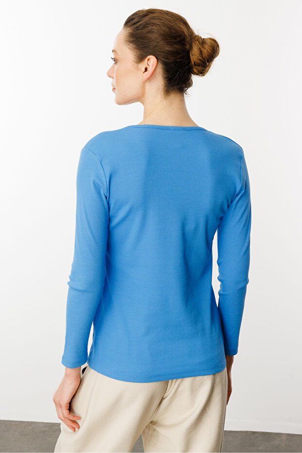 بلوزة أساسية ذات رقبة دائرية وأكمام طويلة باللون الأزرق - 3