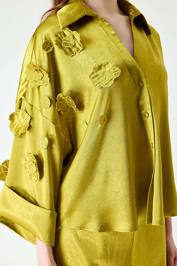 Kırışık görünümlü çicek işlemeli bluz - 4