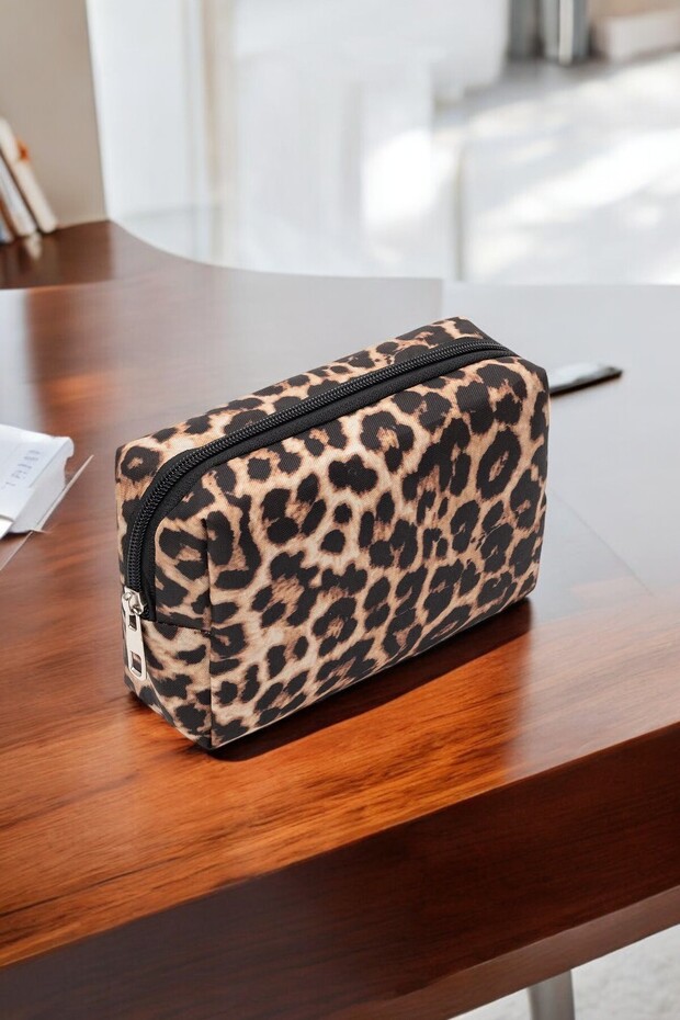 Plush Leopard Patterned Makeup Bag - 1