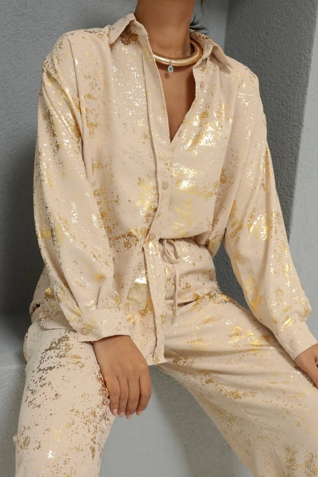 قميص لامع مطبوع باللون البيج - 3