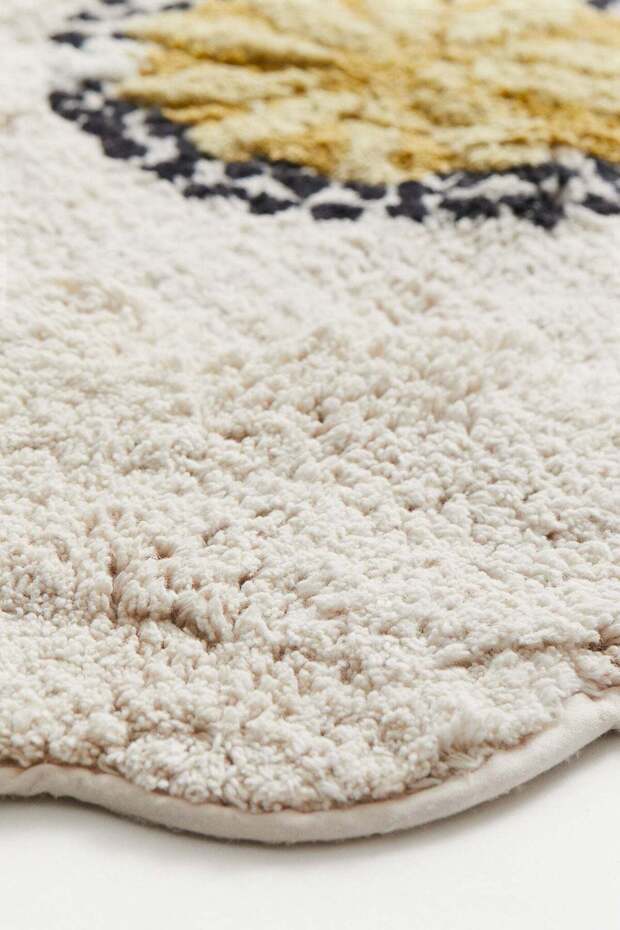Tufted flower-shaped bath mat