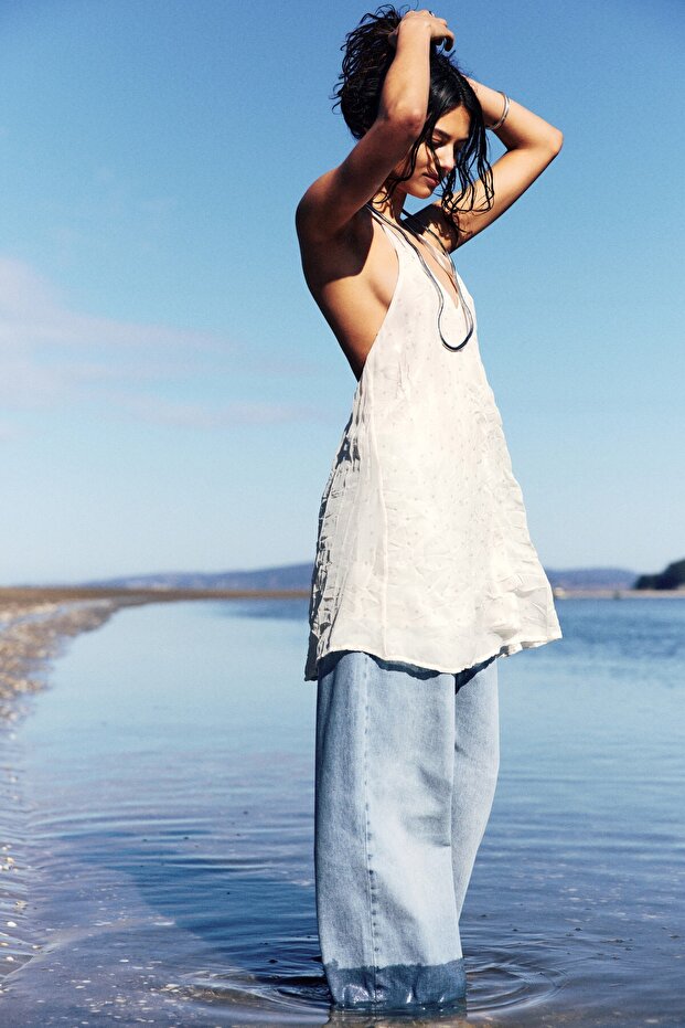 فستان قصير من التول المزين بالترتر - 1