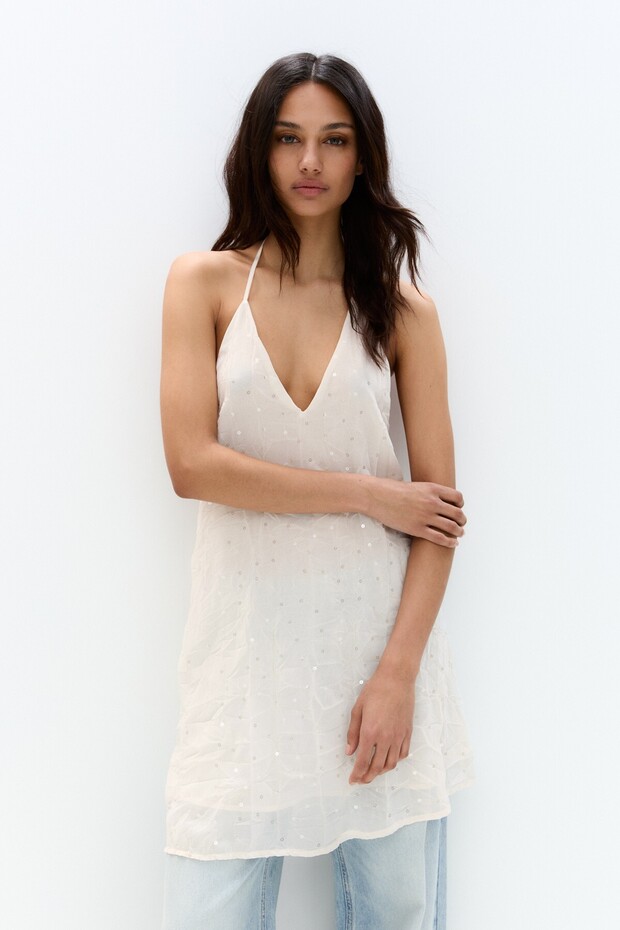 فستان قصير من التول المزين بالترتر - 2