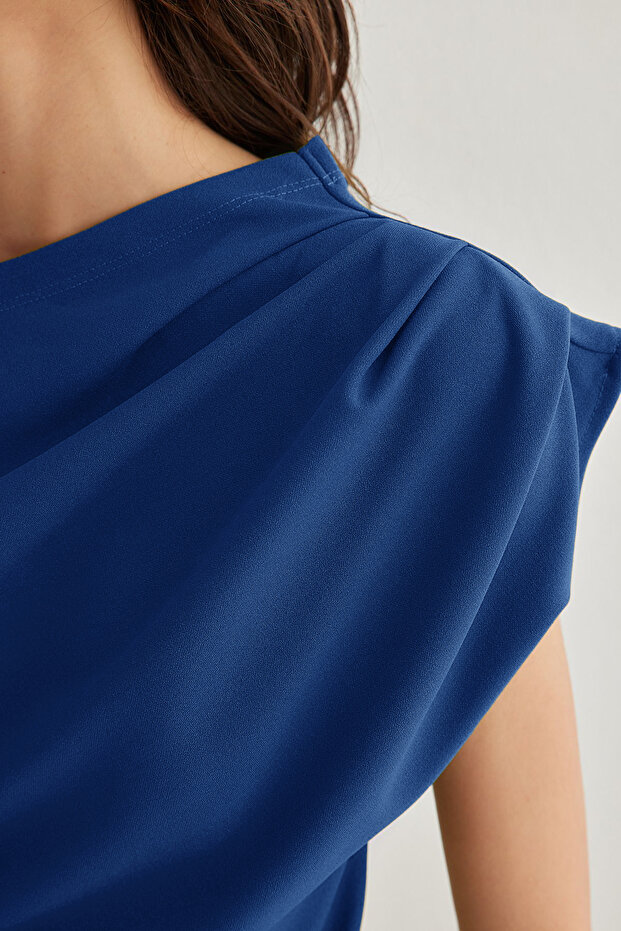 Saks Büzgü/Drape Detaylı Dökümlü Asimetrik Yaka Örme Bluz TWOSS25BZ00024 - 4