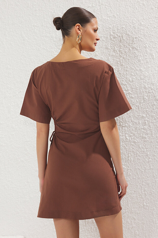 Kahverengi Dokuma Cut Out Detaylı Plaj Mini Elbise TBESS25EL00102 - 4