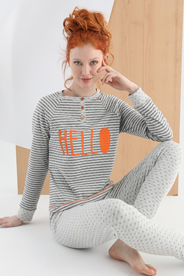 طقم بيجامة مطبوعة مخططة باللون الرمادي - 1