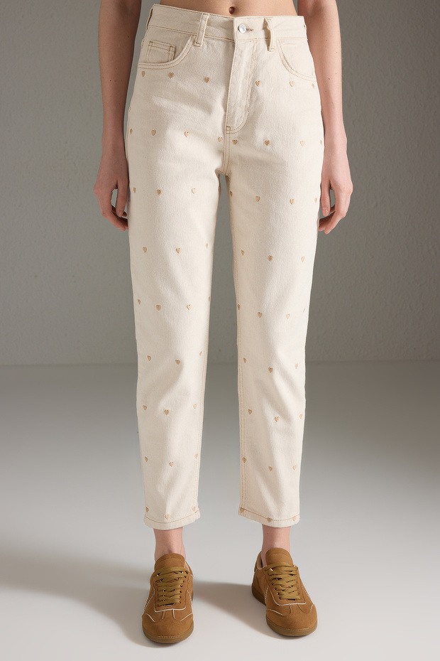 Bej Kalp Nakışlı Yüksek Bel Mom %100 Pamuk Non-Stretch Jeans TWOSS25JE00269 - 3
