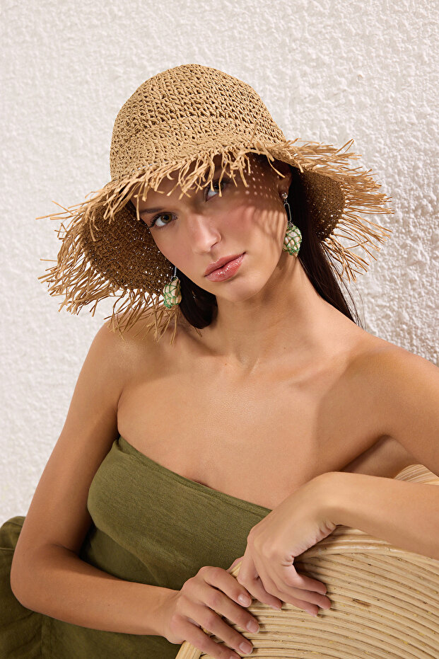 Beżowa czapka plażowa z pomponem TBESS25SP00000 - 1