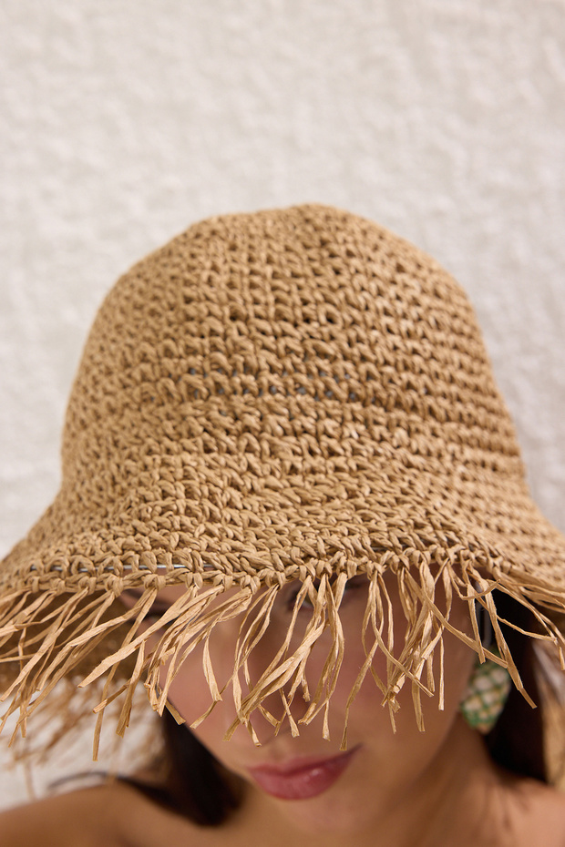 Beżowa czapka plażowa z pomponem TBESS25SP00000 - 2