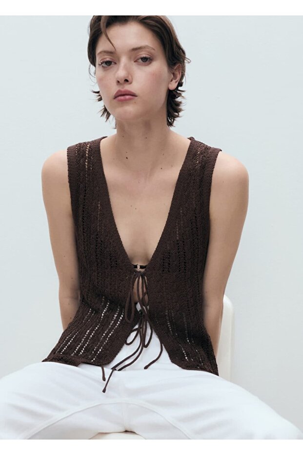 Durchbrochene Strickweste mit Bindebändern - 1