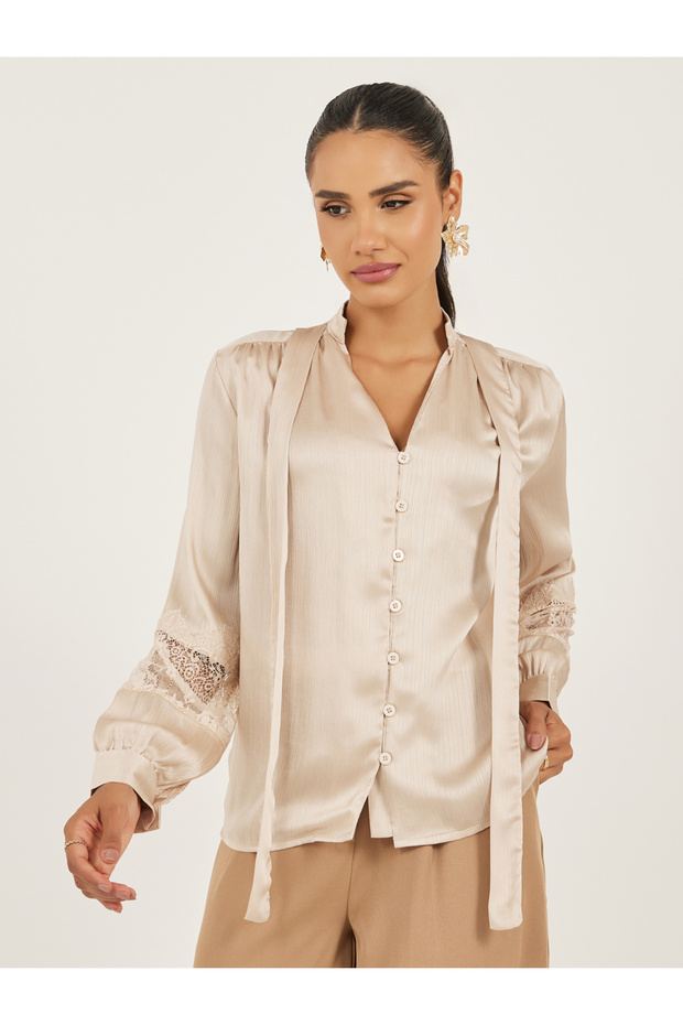 بلوزة بأزرار مع رباط على الرقبة وإضافات من الدانتيل - 2