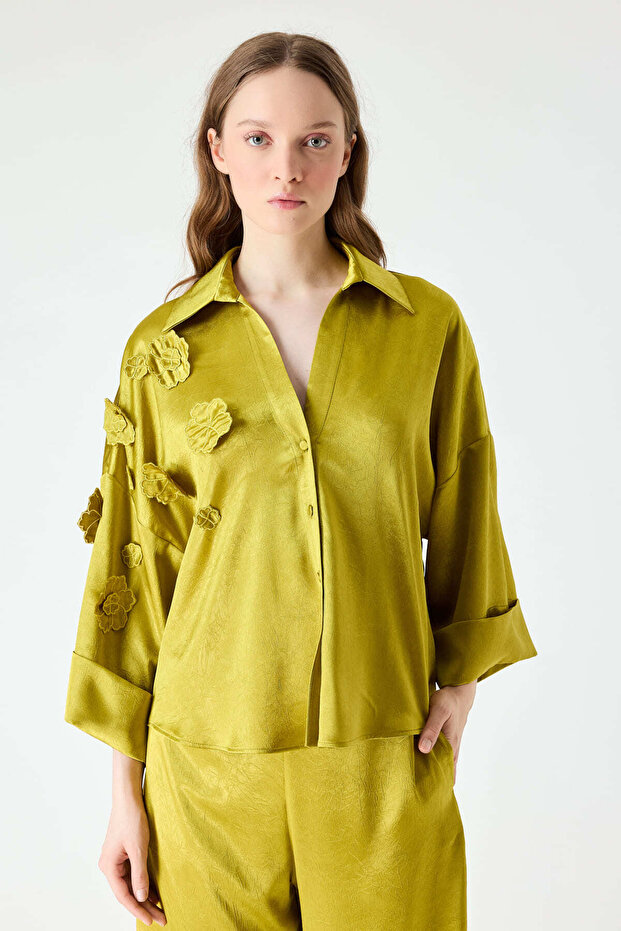 Kırışık görünümlü çicek işlemeli bluz - 1