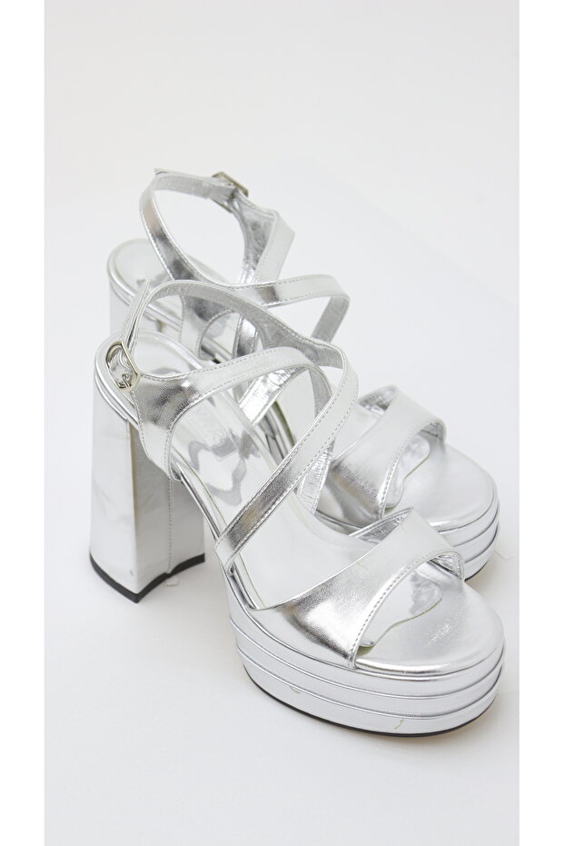 GÜMÜŞ METALİK TEK BANT ÇAPRAZ AÇIK ARKA ÇİFT PLATFORM ABİYE AYAKKABI 12CM - 4