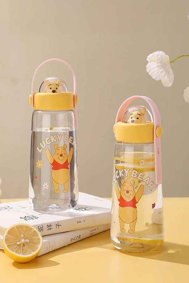 Winnie The Pooh Lisanslı Tutacaklı Plastik Şişe (600ml) - 1