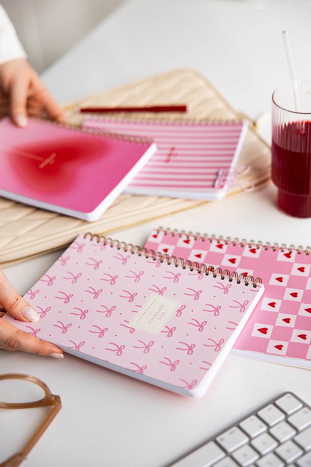 A5 Spiralli Karton Kapak 4'lü Set Kareli Okul Defteri 80 yaprak - Ders Programlı Pembe Kurdele Kalp - 3